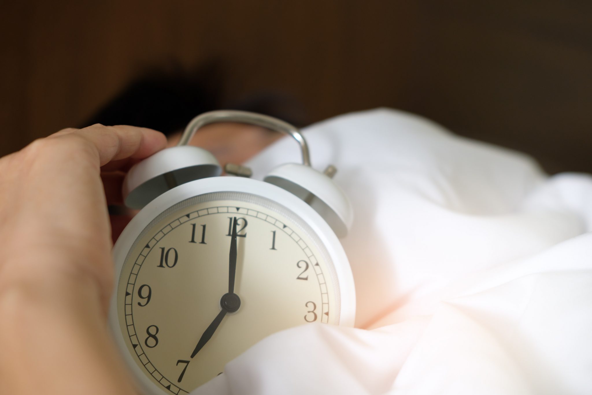 Problemas de retrasar 5 minutos tu despertador: trastornos del ciclo sueño vigilia