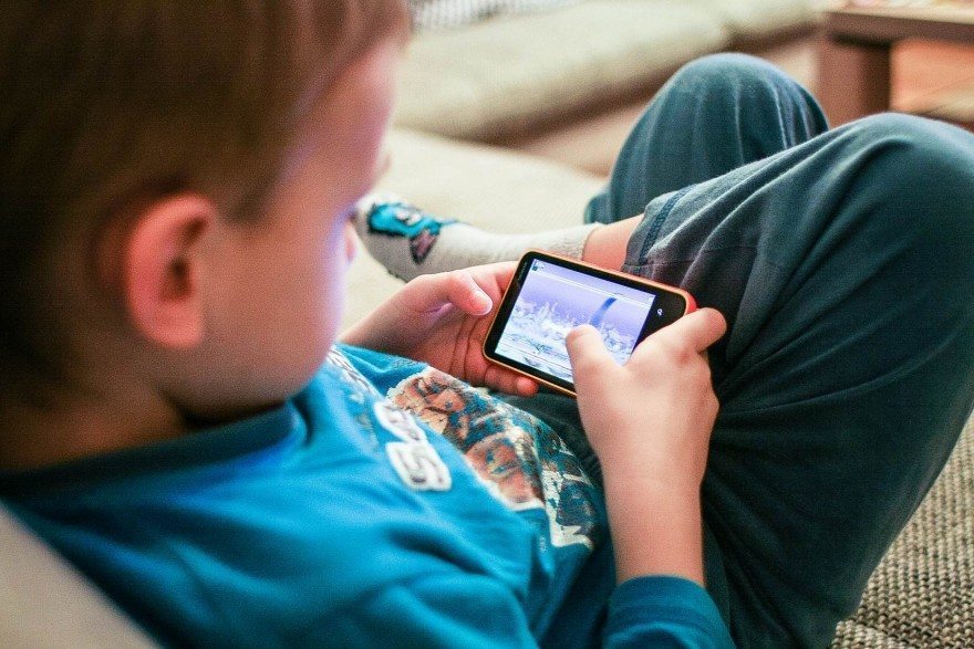 Calmar a los niños con el móvil o tablet ¿Qué riesgos tiene?